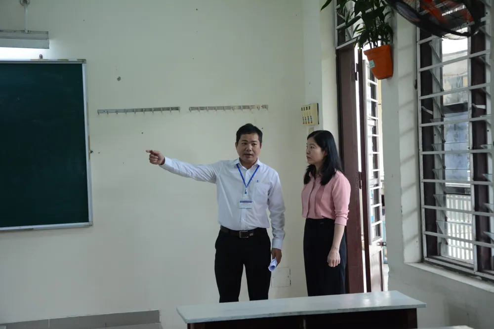 Bà Lê Thị Bích Thuận kiểm tra các phòng thi tại điểm thi trường THPT Trần Phú. Ảnh: XUÂN QUỲNH