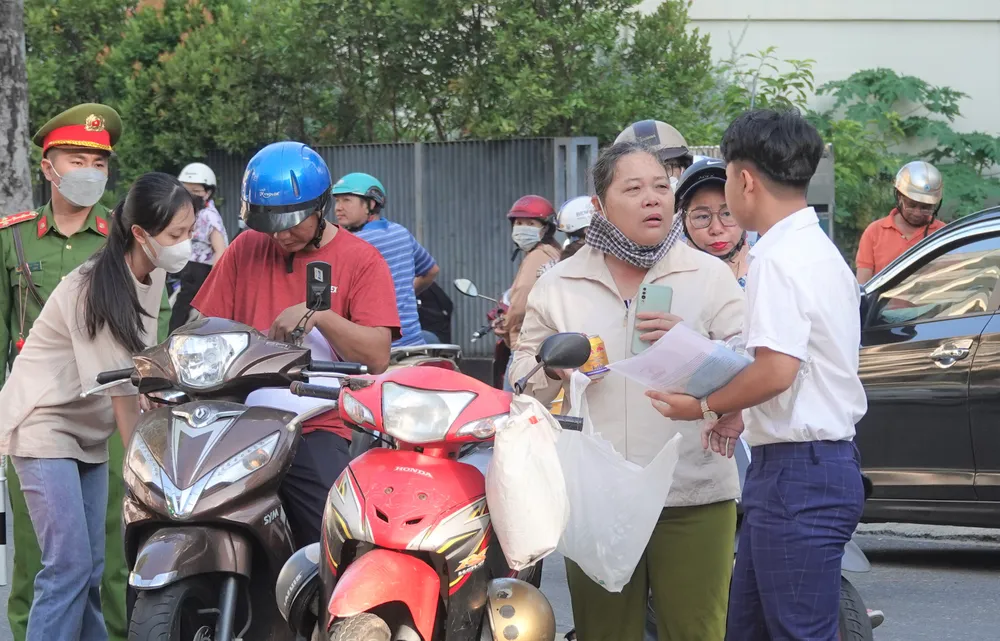 Nhiều phụ huynh dặn dò thí sinh cẩn thận trước khi vào điểm thi. Ảnh: XUÂN QUỲNH Nhiều phụ huynh dặn dò thí sinh cẩn thận trước khi vào điểm thi. Ảnh: XUÂN QUỲNH