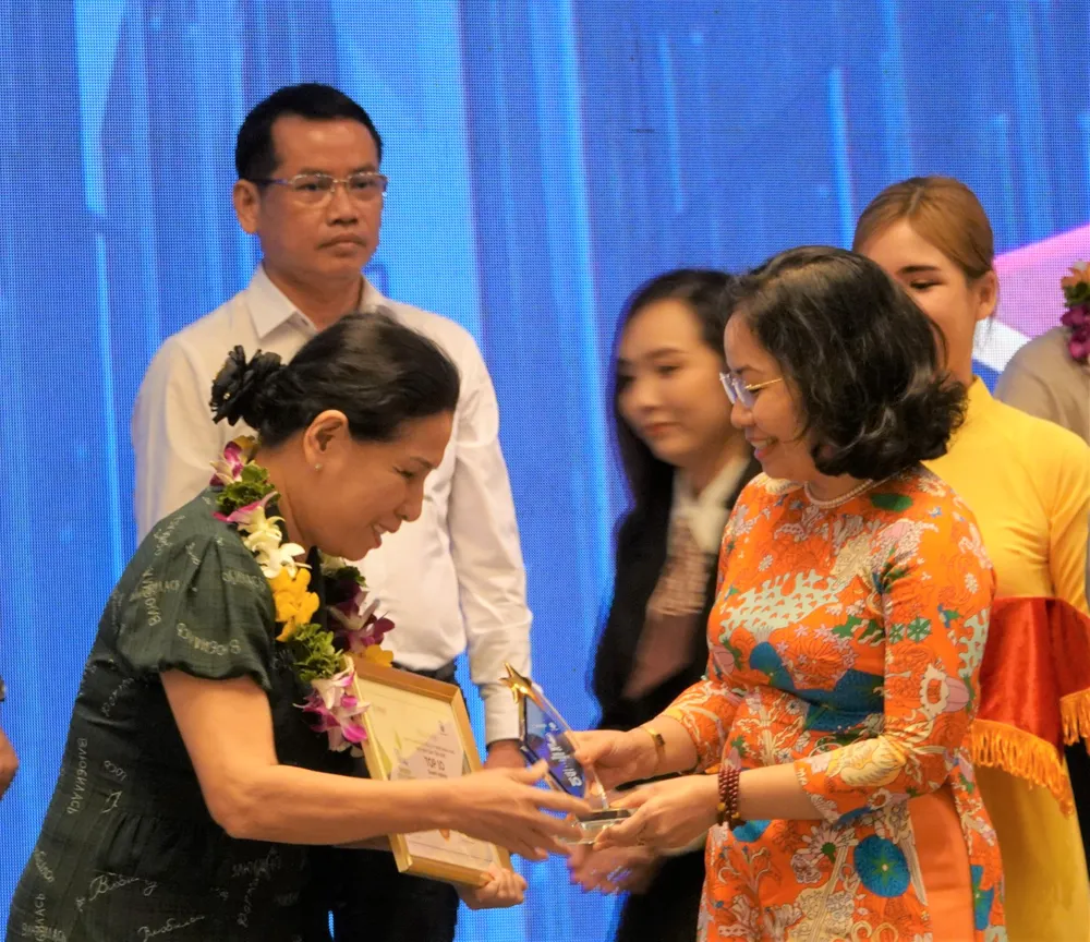 Bà Lê Thị Kim Phương trao thưởng giải cho đại diện Công ty TNHH Kiến trúc và Thương mại Á Châu – Nhà máy giấy Tân Long. Ảnh: XUÂN QUỲNH Bà Lê Thị Kim Phương trao thưởng giải cho đại diện Công ty TNHH Kiến trúc và Thương mại Á Châu – Nhà máy giấy Tân Long. Ảnh: XUÂN QUỲNH