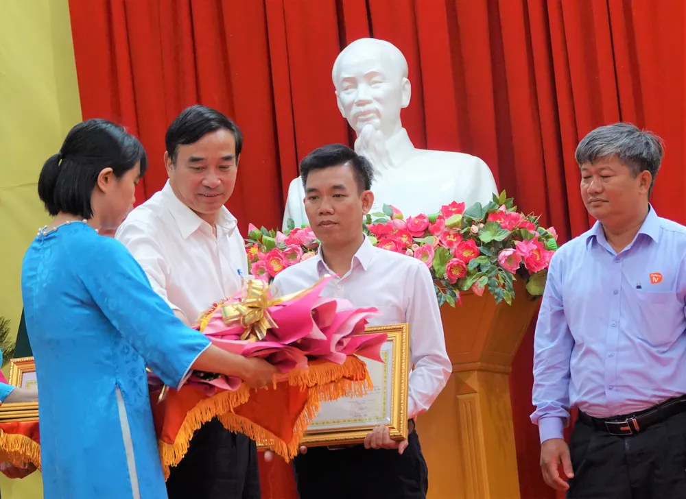 Ông Lê Trung Chinh, Chủ tịch UBND TP Đà Nẵng trao thưởng cho tập thể, cá nhân có thành tích trong Chương trình xây dựng Nông thôn mới trên địa bàn. Ảnh: XUÂN QUỲNH