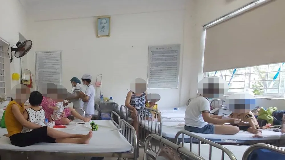 Hiện Khoa Y học Nhiệt đới của bệnh viện đang thu dung điều trị nội trú khoảng 60 bệnh nhân Hiện Khoa Y học Nhiệt đới của bệnh viện đang thu dung điều trị nội trú khoảng 60 bệnh nhân