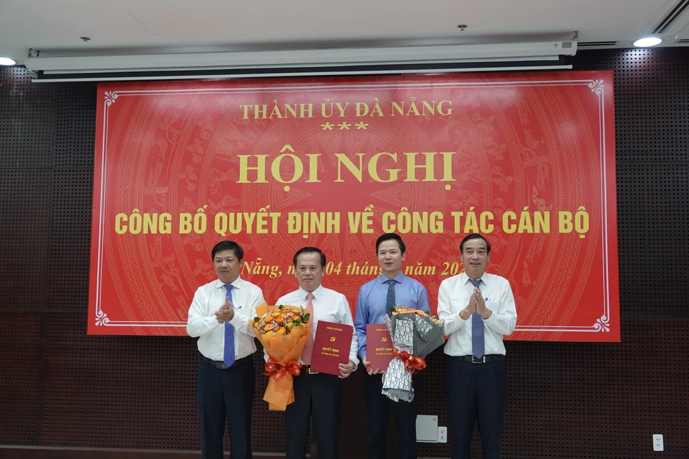 Ông Lương Nguyễn Minh Triết, Phó Bí thư Thường trực Thành uỷ, Chủ tịch HĐND thành phố và ông Lê Trung Chinh, Phó Bí thư Thành ủy, Chủ tịch UBND TP Đà Nẵng trao các quyết định. Ảnh: XUÂN QUỲNH