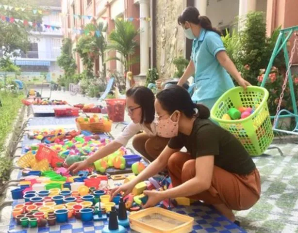 Một trường mầm non vệ sinh dụng cụ học tập, vui chơi Một trường mầm non vệ sinh dụng cụ học tập, vui chơi