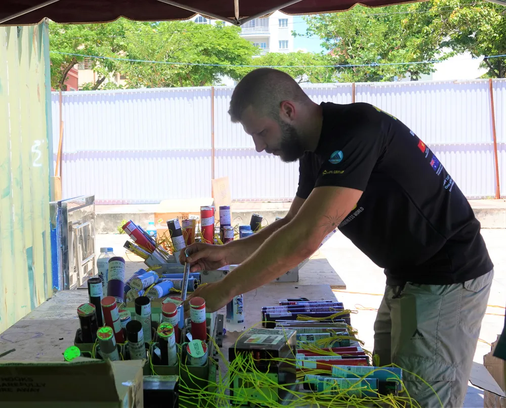 Thành viên đội Arteventia khẩn trương hoàn tất công tác chuẩn bị. Ảnh: XUÂN QUỲNH Thành viên đội Arteventia khẩn trương hoàn tất công tác chuẩn bị. Ảnh: XUÂN QUỲNH