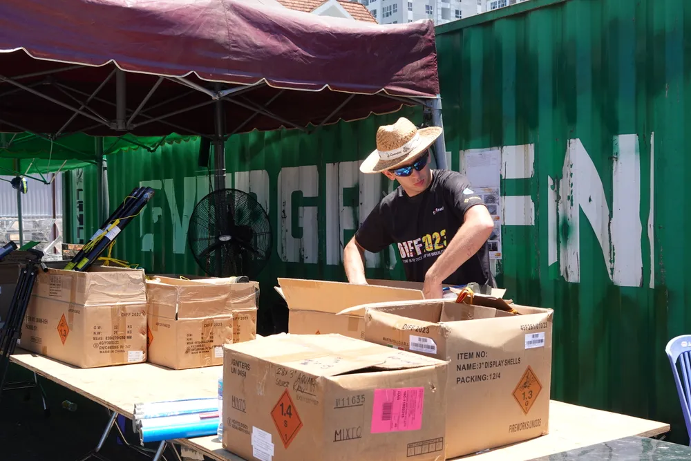 Một thành viên đang kiểm tra các loại pháo. Ảnh: XUÂN QUỲNH Một thành viên đang kiểm tra các loại pháo. Ảnh: XUÂN QUỲNH