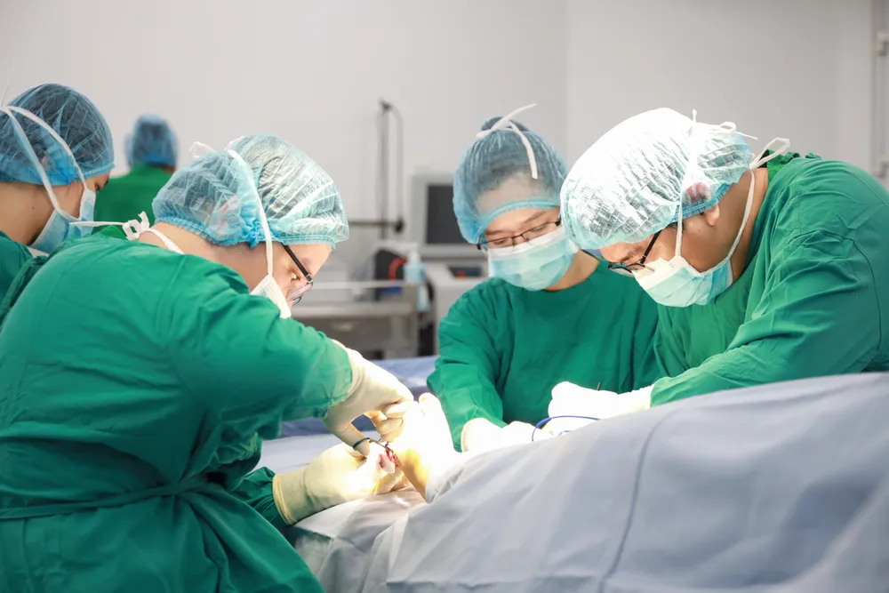 Các bác sĩ thực hiện phẫu thuật vừa đảm bảo chức năng và thẩm mỹ cho bệnh nhi Các bác sĩ thực hiện phẫu thuật vừa đảm bảo chức năng và thẩm mỹ cho bệnh nhi