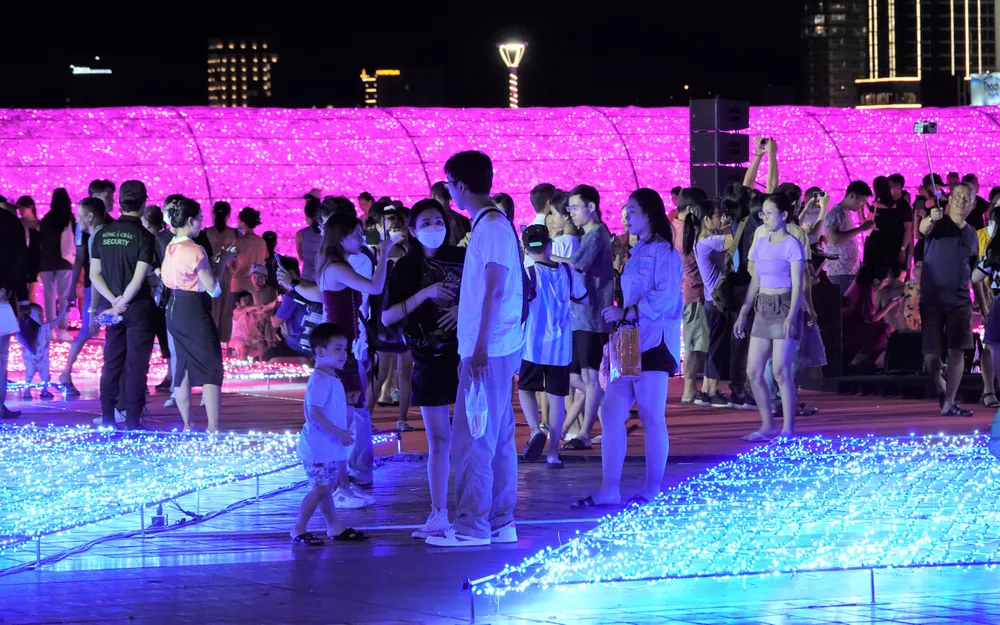 Người dân, du khách tham quan, check-in kín các lối đi. Ảnh: XUÂN QUỲNH Người dân, du khách tham quan, check-in kín các lối đi. Ảnh: XUÂN QUỲNH