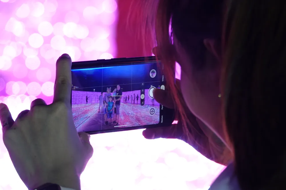 Cận cảnh một bức hình chụp ở Không gian trình diễn ánh sáng nghệ thuật. Ảnh: XUÂN QUỲNH Cận cảnh một bức hình chụp ở Không gian trình diễn ánh sáng nghệ thuật. Ảnh: XUÂN QUỲNH