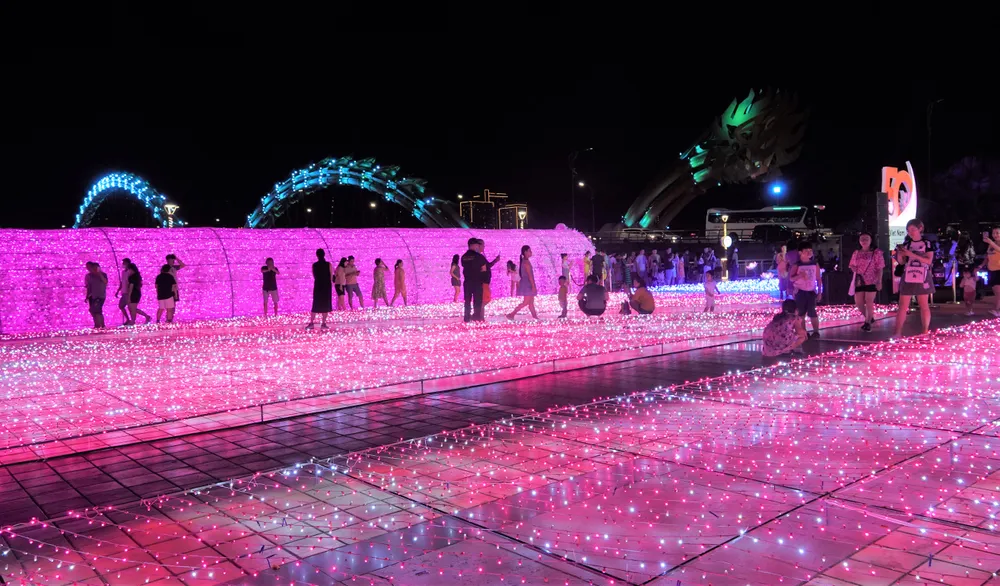 Không gian trình diễn này được thiết kế ngay bên cạnh cầu Rồng. Ảnh: XUÂN QUỲNH Không gian trình diễn này được thiết kế ngay bên cạnh cầu Rồng. Ảnh: XUÂN QUỲNH