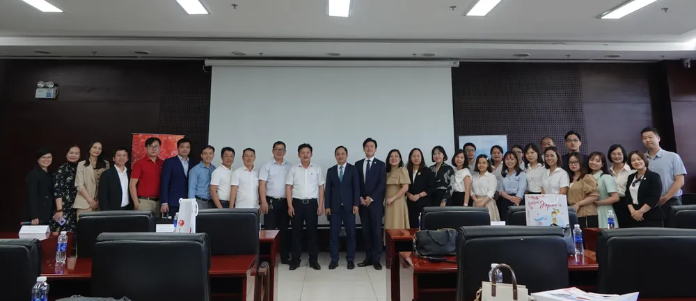 Các cơ quan liên quan của 2 địa phương chụp ảnh lưu niệm tại hội thảo. Ảnh: XUÂN QUỲNH