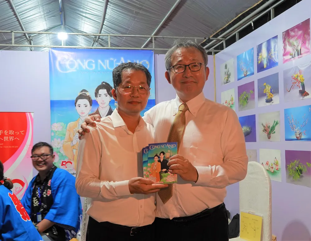 Ông Yamada Takio, Đại sứ đặc mệnh toàn quyền Nhật Bản tại Việt Nam và ông Nguyễn Văn Quảng, Bí thư Thành ủy Đà Nẵng tham quan các gian hàng tại lễ hội. Ảnh: XUÂN QUỲNH