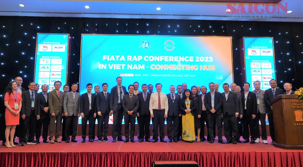 Các đại biểu chụp ảnh lưu niệm tại hội nghị. Ảnh: XUÂN QUỲNH Các đại biểu chụp ảnh lưu niệm tại hội nghị. Ảnh: XUÂN QUỲNH