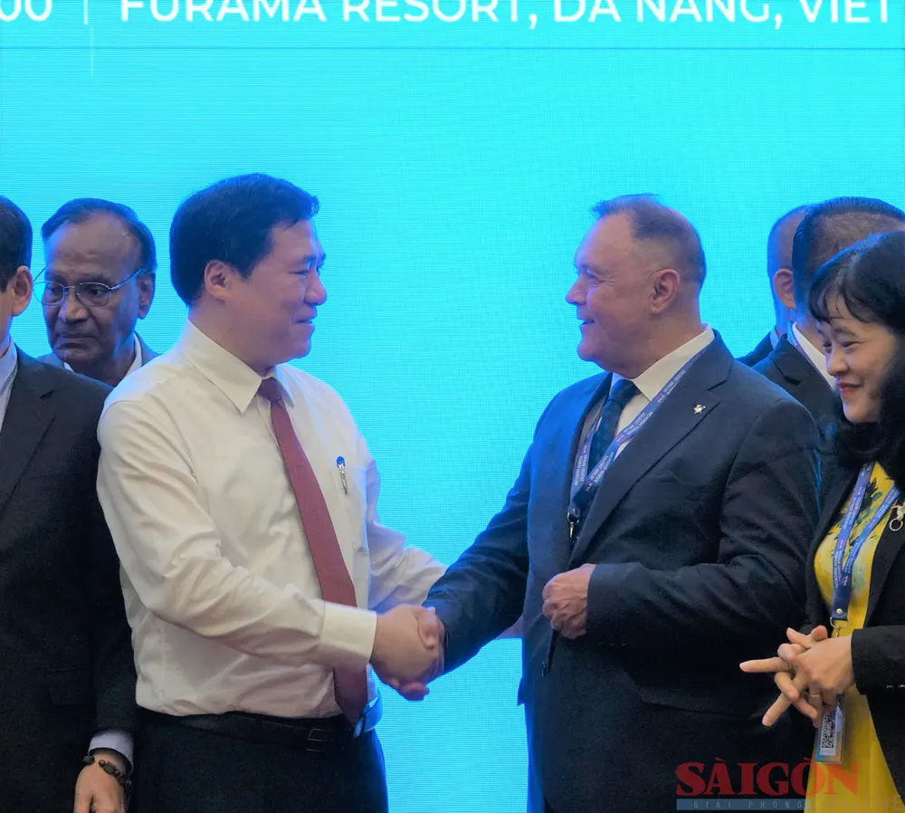 Ông Nguyễn Sinh Nhật Tân, Thứ trưởng Bộ Công thương trao đổi với ông Yukki NugrahawanHanafi, Chủ tịch FIATA RAP. Ảnh: XUÂN QUỲNH Ông Nguyễn Sinh Nhật Tân, Thứ trưởng Bộ Công thương trao đổi với ông Yukki NugrahawanHanafi, Chủ tịch FIATA RAP. Ảnh: XUÂN QUỲNH