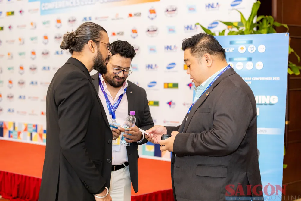 Các đại biểu trao đổi bên lề hội nghị. Ảnh: XUÂN QUỲNH