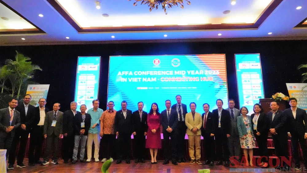 Các đại biểu chụp hình lưu niệm. Ảnh: XUÂN QUỲNH