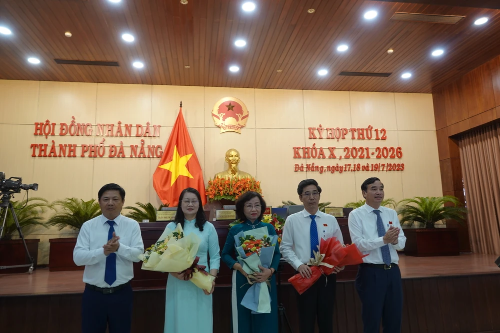 Ông Lương Nguyễn Minh Triết, Chủ tịch HĐND TP Đà Nẵng và ông Lê Trung Chinh, Chủ tịch UBND TP Đà Nẵng chúc mừng cán bộ nhận nhiệm vụ mới. Ảnh: XUÂN QUỲNH