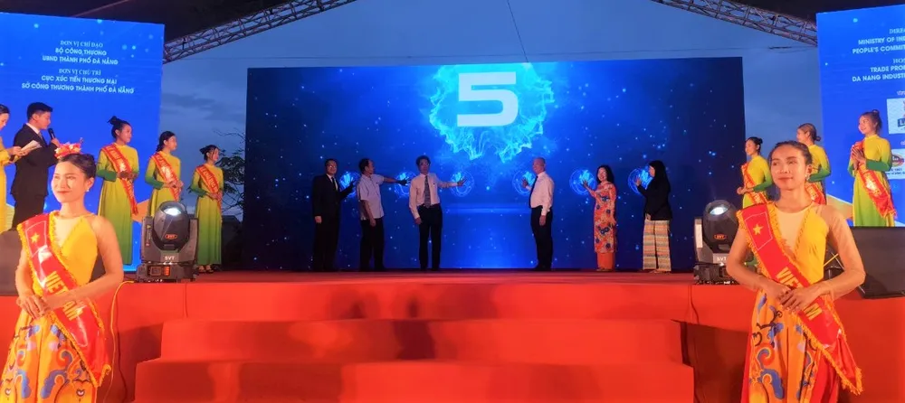 Nghi thức khai mạc. Ảnh: XUÂN QUỲNH