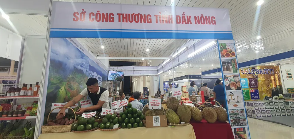 Gian hàng Sở Công thương Đắk Nông. Ảnh: XUÂN QUỲNH