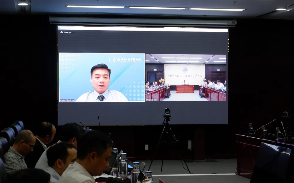 Buổi làm việc theo phương thức vừa trực tiếp và trực tuyến. Ảnh: XUÂN QUỲNH Buổi làm việc theo phương thức vừa trực tiếp và trực tuyến. Ảnh: XUÂN QUỲNH