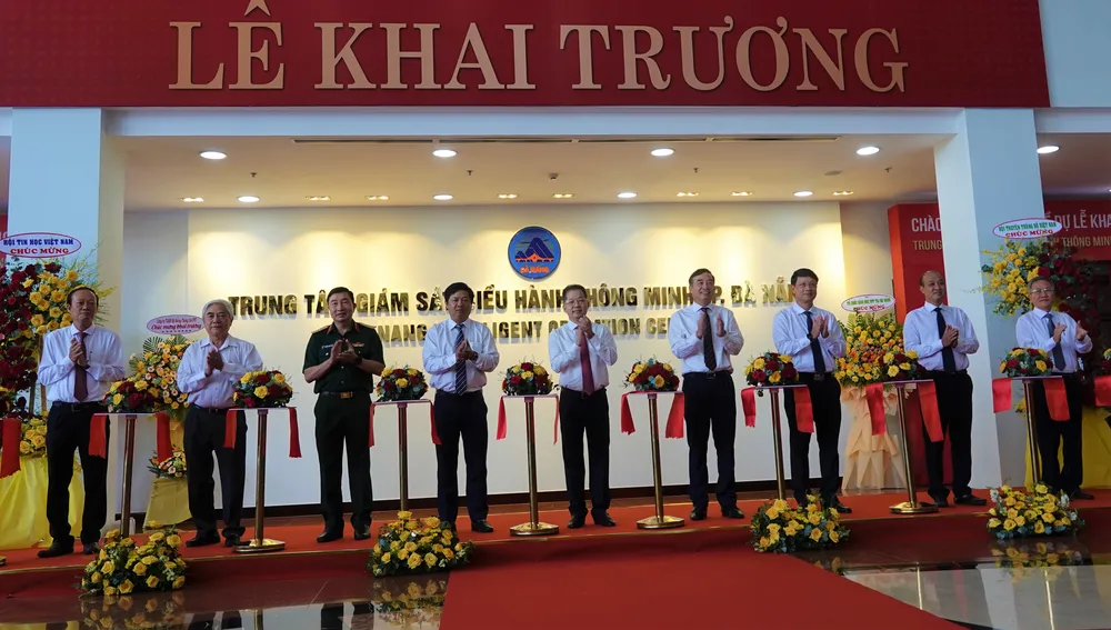 Lãnh đạo TP Đà Nẵng thực hiện nghi thức ra mắt Trung tâm giám sát, điều hành thông minh TP Đà Nẵng. Ảnh: XUÂN QUỲNH Lãnh đạo TP Đà Nẵng thực hiện nghi thức ra mắt Trung tâm giám sát, điều hành thông minh TP Đà Nẵng. Ảnh: XUÂN QUỲNH