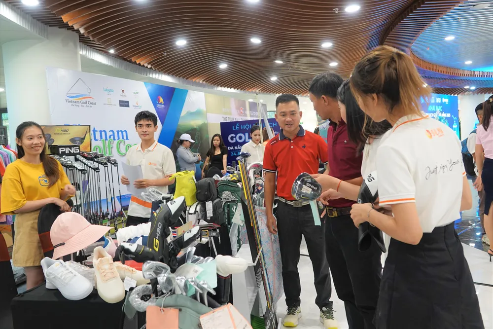 Không gian triển lãm sản phẩm du lịch golf. Ảnh: XUÂN QUỲNH