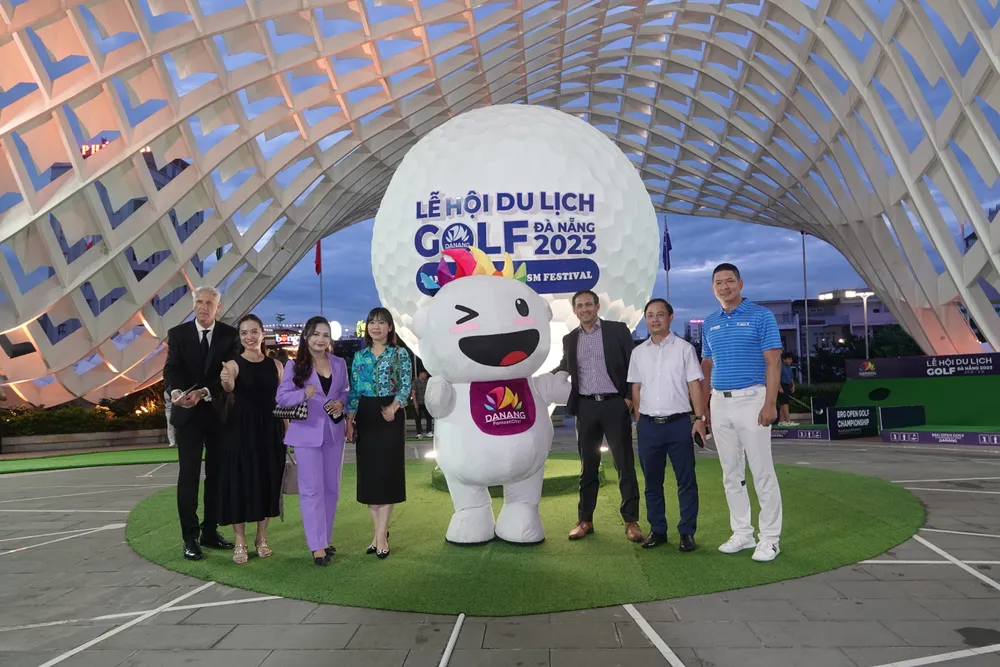 Check-in cùng quả bóng golf khổng lồ. Ảnh: XUÂN QUỲNH