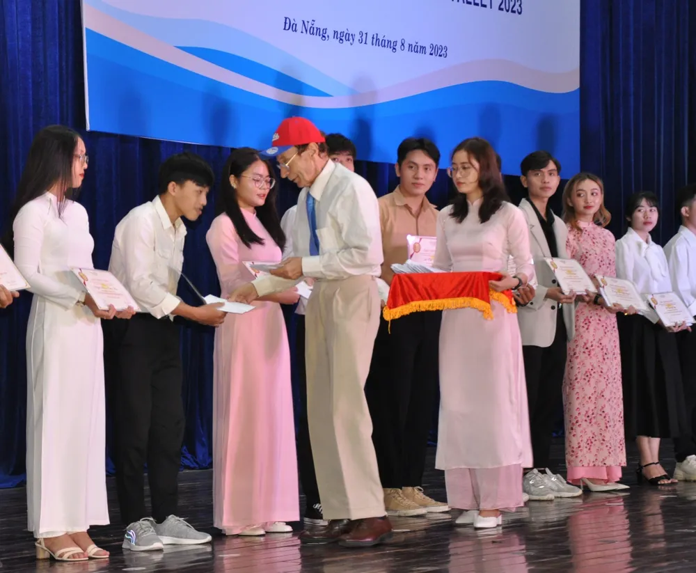 Mức học bổng tăng đều qua từng năm cả về số lượng và giá trị