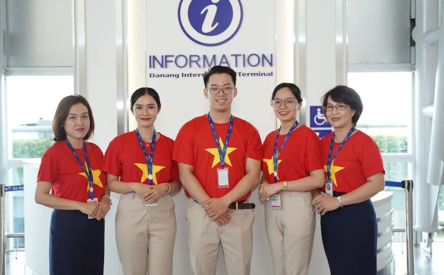 Đội ngũ nhân viên cũng thay đổi trang phục để phù hợp với dịp lễ Đội ngũ nhân viên cũng thay đổi trang phục để phù hợp với dịp lễ