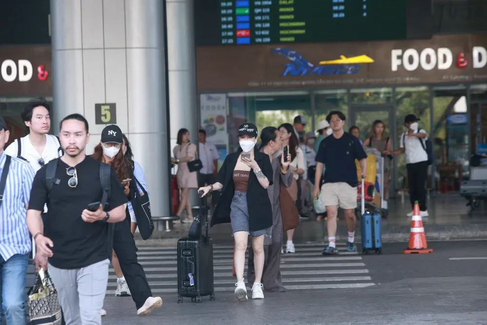 Khách đến sân bay Đà Nẵng. Ảnh: XUÂN QUỲNH