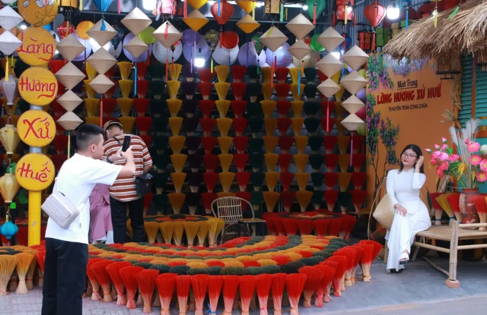 Khách đến trải nghiệm làng Hương Thủy Xuân (TP Huế). Ảnh: VĂN THẮNG