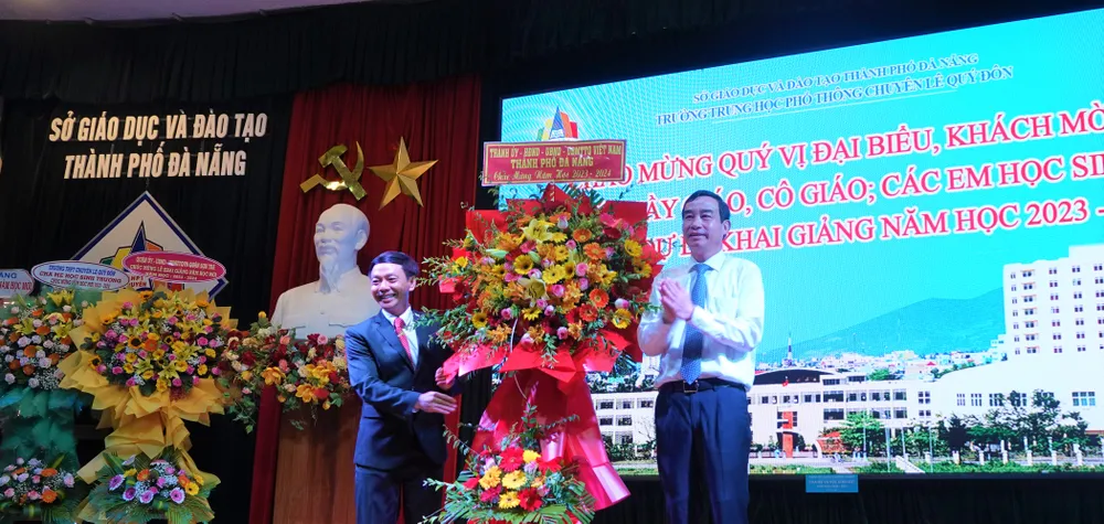 Ông Lê Trung Chinh, Chủ tịch UBND TP Đà Nẵng tặng hoa chúc mừng lễ khai giảng đến tập thể thầy và trò Trường THPT chuyên Lê Quý Đôn. Ảnh: XUÂN QUỲNH Ông Lê Trung Chinh, Chủ tịch UBND TP Đà Nẵng tặng hoa chúc mừng lễ khai giảng đến tập thể thầy và trò Trường THPT chuyên Lê Quý Đôn. Ảnh: XUÂN QUỲNH
