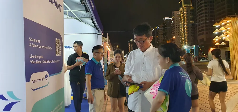 Tư vấn cho du khách Hàn Quốc. Ảnh: XUÂN QUỲNH Tư vấn cho du khách Hàn Quốc. Ảnh: XUÂN QUỲNH