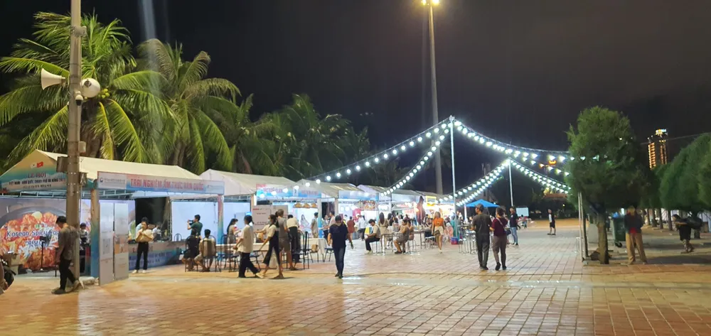 Lễ hội có khoảng 60 gian hàng. Ảnh: XUÂN QUỲNH Lễ hội có khoảng 60 gian hàng. Ảnh: XUÂN QUỲNH