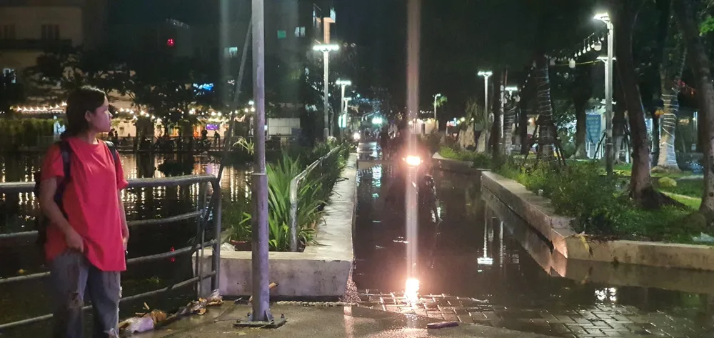 Một phương tiện đi trên vỉa hè để tránh đường ngập sâu. Ảnh: XUÂN QUỲNH