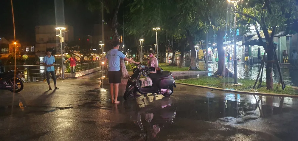 Phương tiện bị tắt máy do đi vào khu vực ngập sâu. Ảnh: XUÂN QUỲNH