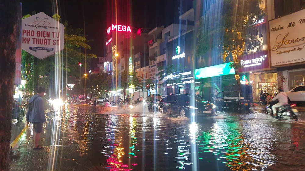 Ngập tại tuyến Hàm Nghi (quận Hải Châu). Ảnh: XUÂN QUỲNH