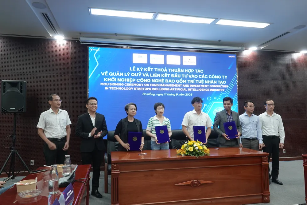 Ký kết hợp tác giữa các doanh nghiệp trong kinh doanh, đầu tư lĩnh vực trí tuệ nhân tạo. Ảnh: XUÂN QUỲNH Ký kết hợp tác giữa các doanh nghiệp trong kinh doanh, đầu tư lĩnh vực trí tuệ nhân tạo. Ảnh: XUÂN QUỲNH