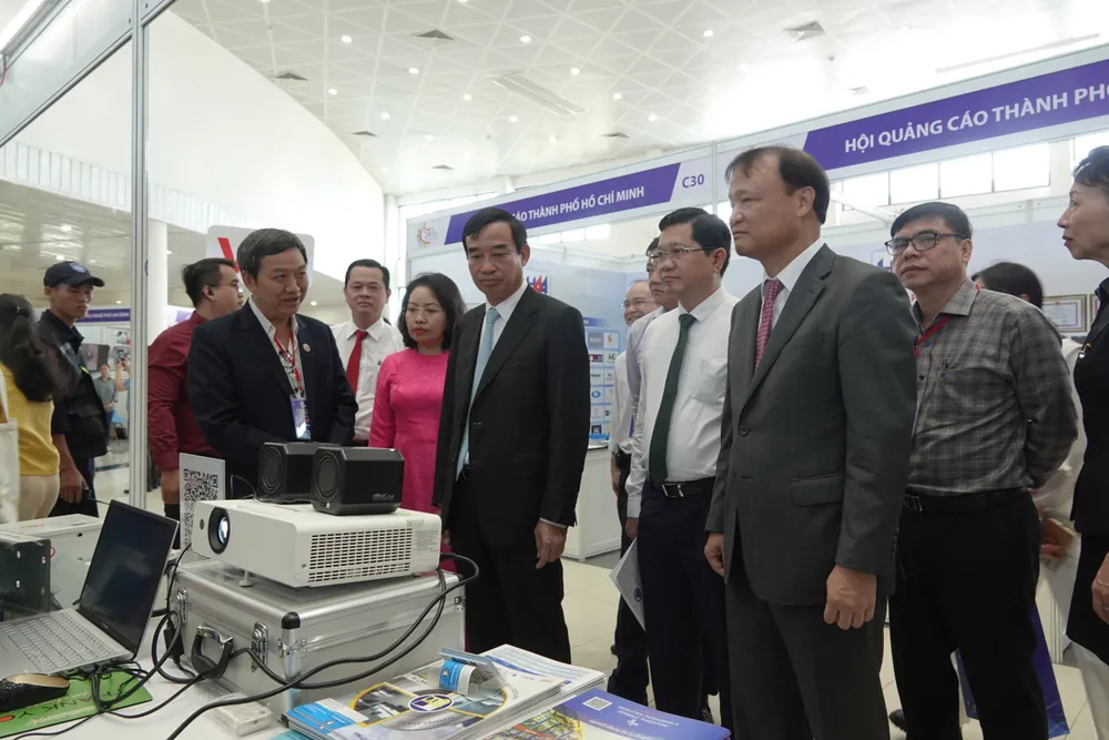 Lãnh đạo Bộ Công thương và UBND TP Đà Nẵng tham quan gian hàng. Ảnh: XUÂN QUỲNH