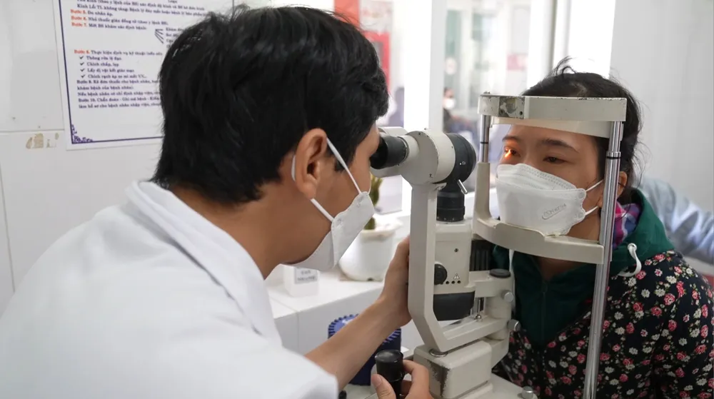 Khám mắt tại bệnh viện Mắt Quảng Nam. Ảnh: NGUYỄN CƯỜNG