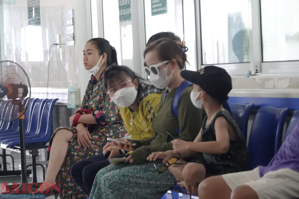 Ghi nhận một gia đình bị đau mắt đỏ tại Trung tâm y tế quận Sơn Trà. Ảnh: XUÂN QUỲNH
