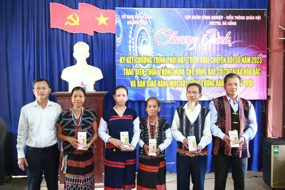 Ông Phạm Ngọc Thạch, Phó Giám đốc Sở TT-TT TP Đà Nẵng trao điện thoại thông minh cho người dân. Ảnh: XUÂN QUỲNH