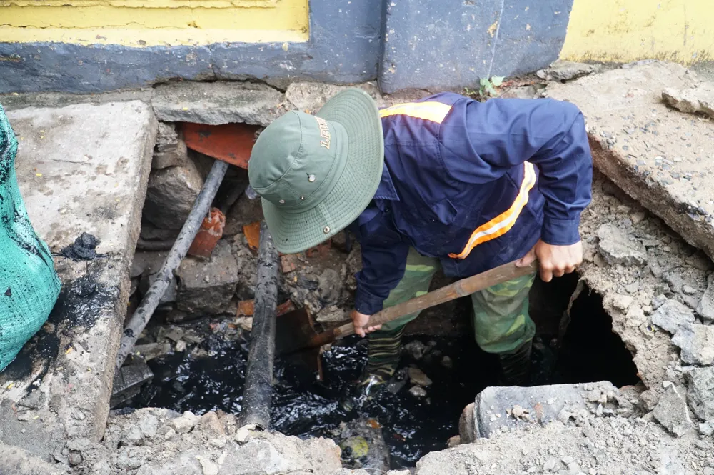 Một lượng bùn trong cống nước tại đường Ông Ích Khiêm. Ảnh: XUÂN QUỲNH