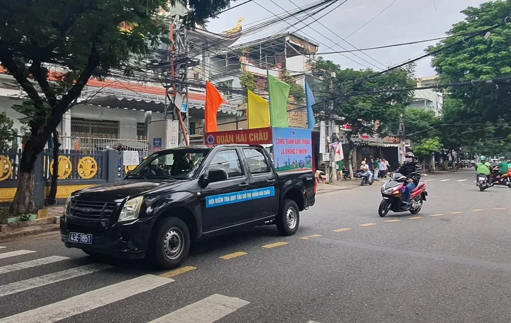 Tuyên truyền hoạt động qua pano trên xe Đội kiểm tra quy tắc đô thị quận Hải Châu. Ảnh: XUÂN QUỲNH