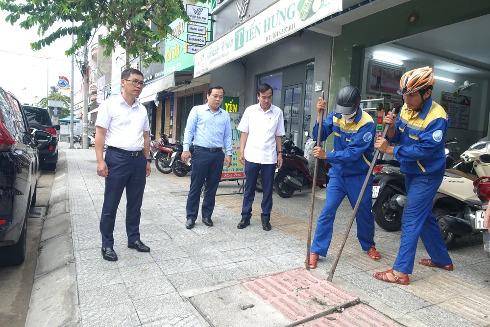 Ông Lê Trung Chinh, Chủ tịch UBND TP Đà Nẵng kiểm tra hoạt động khơi thông ở đường Núi Thành (quận Hải Châu). Ảnh: XUÂN QUỲNH