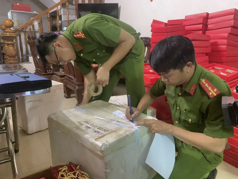 Lực lượng chức năng niêm phong lô hàng. Ảnh: XUÂN QUỲNH