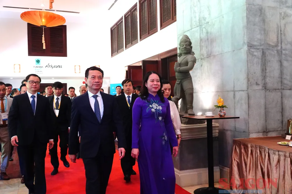 Phó Chủ tịch nước Võ Thị Ánh Xuân cùng Bộ trưởng Bộ TT-TT Nguyễn Mạnh Hùng dẫn đầu đoàn đại biểu. Ảnh: XUÂN QUỲNH Phó Chủ tịch nước Võ Thị Ánh Xuân cùng Bộ trưởng Bộ TT-TT Nguyễn Mạnh Hùng dẫn đầu đoàn đại biểu. Ảnh: XUÂN QUỲNH