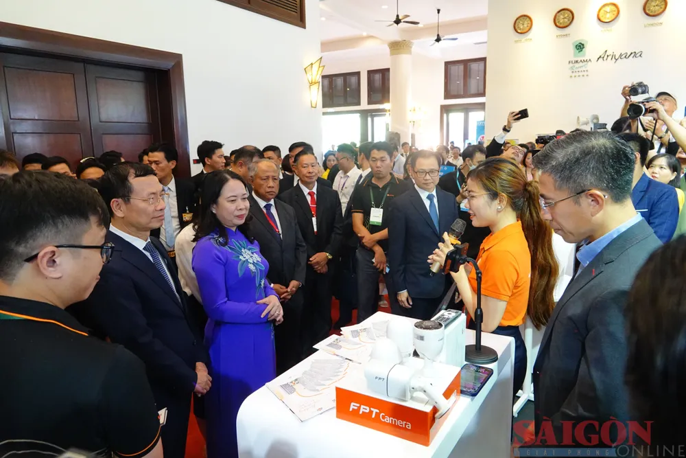 Các đại biểu tham dự gian hàng bên lề triển lãm Các đại biểu tham dự gian hàng bên lề triển lãm