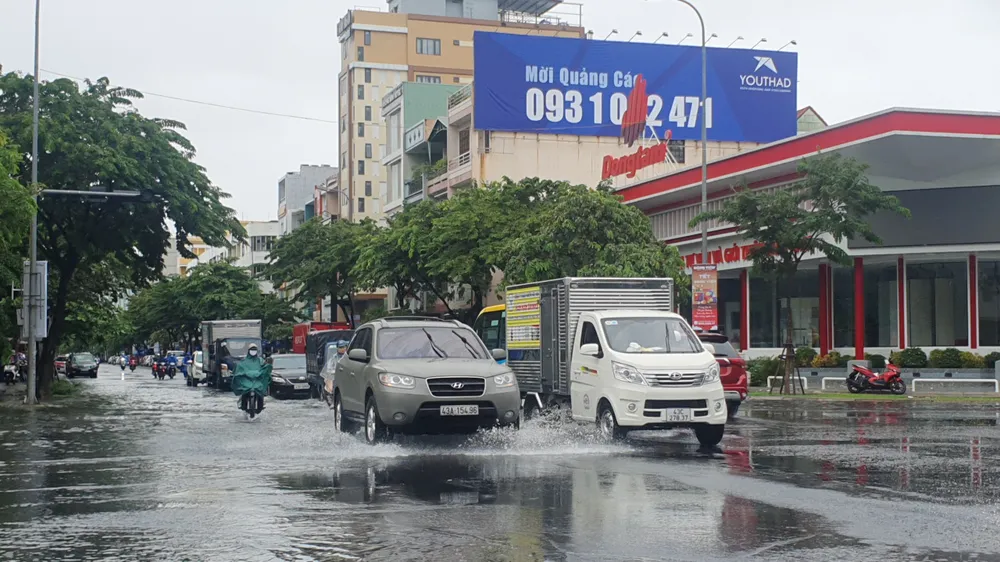 Ngập lụt tại đường Lý Thái Tổ. Ảnh: XUÂN QUỲNH Ngập lụt tại đường Lý Thái Tổ. Ảnh: XUÂN QUỲNH