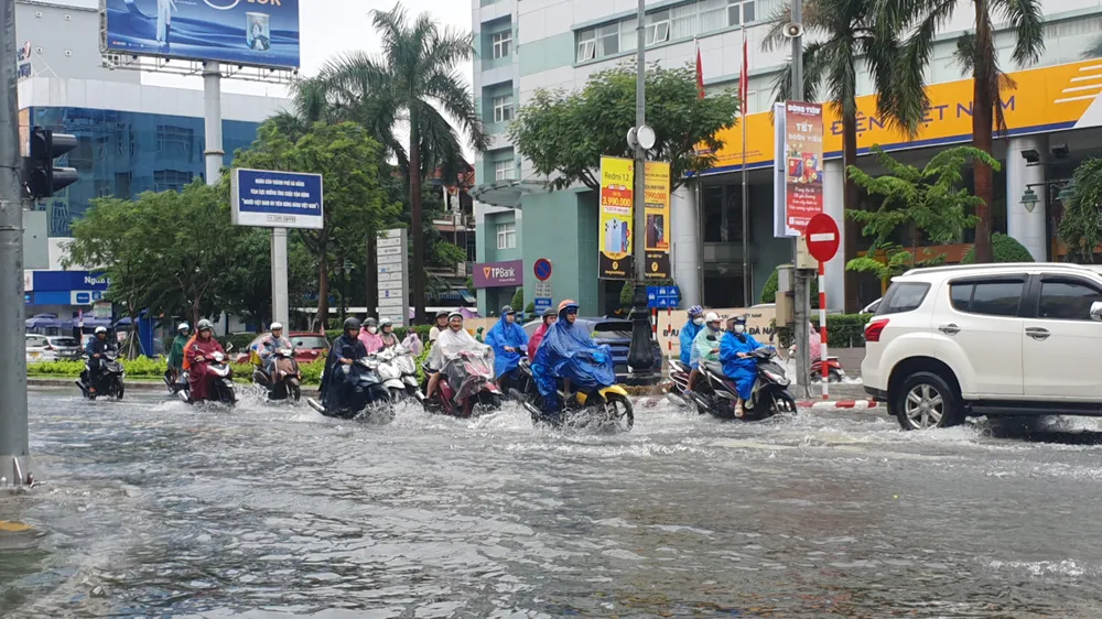 Ngập lụt tại đường Nguyễn Văn Linh. Ảnh: XUÂN QUỲNH Ngập lụt tại đường Nguyễn Văn Linh. Ảnh: XUÂN QUỲNH