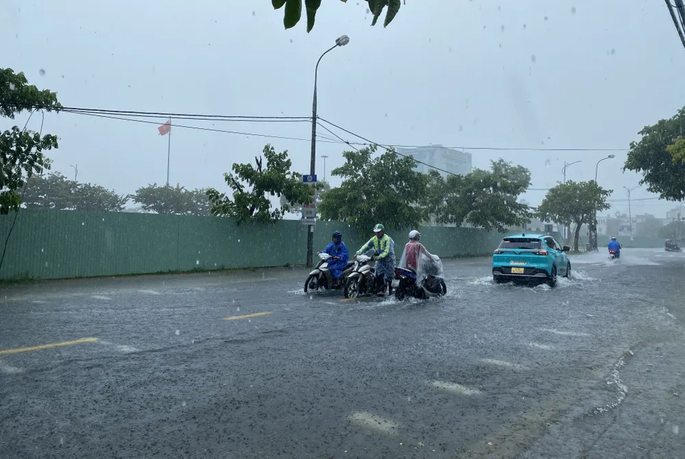 Người dân dắt xe đường Núi Thành. Ảnh: PHẠM NGA Người dân dắt xe đường Núi Thành. Ảnh: PHẠM NGA